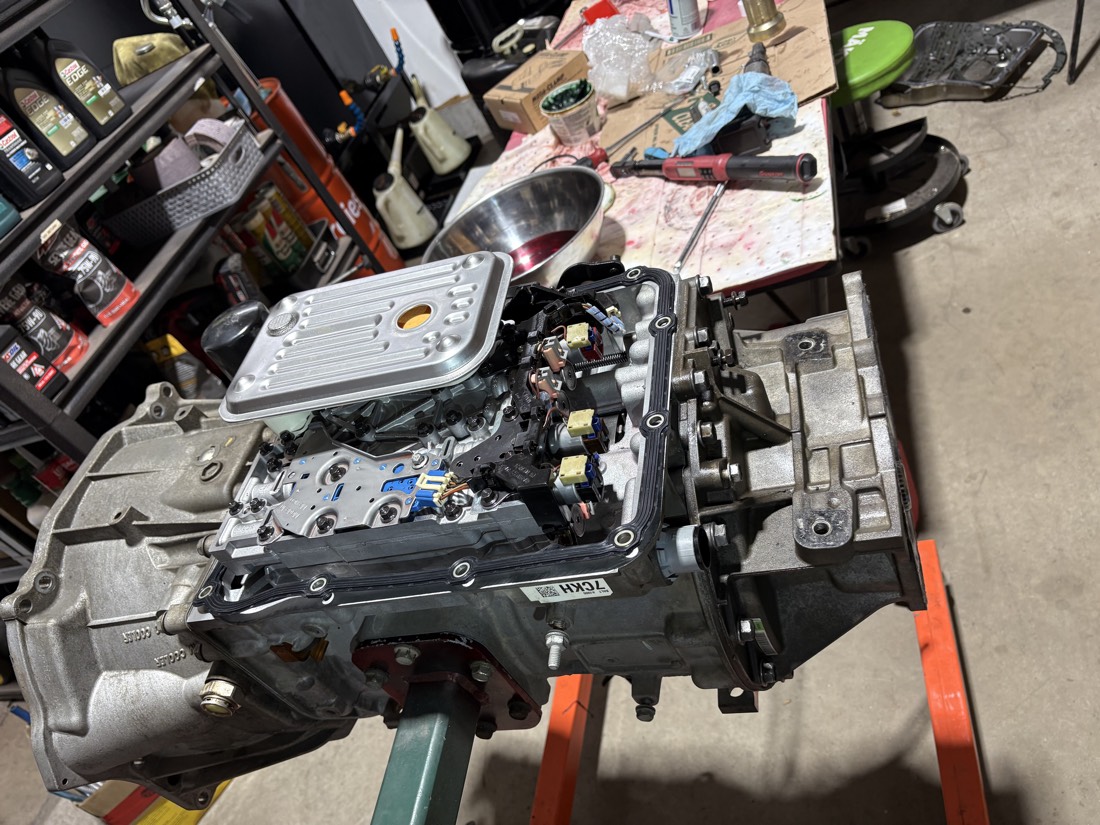 Moteur déposé sur support d’atelier, prêt pour la réfection.