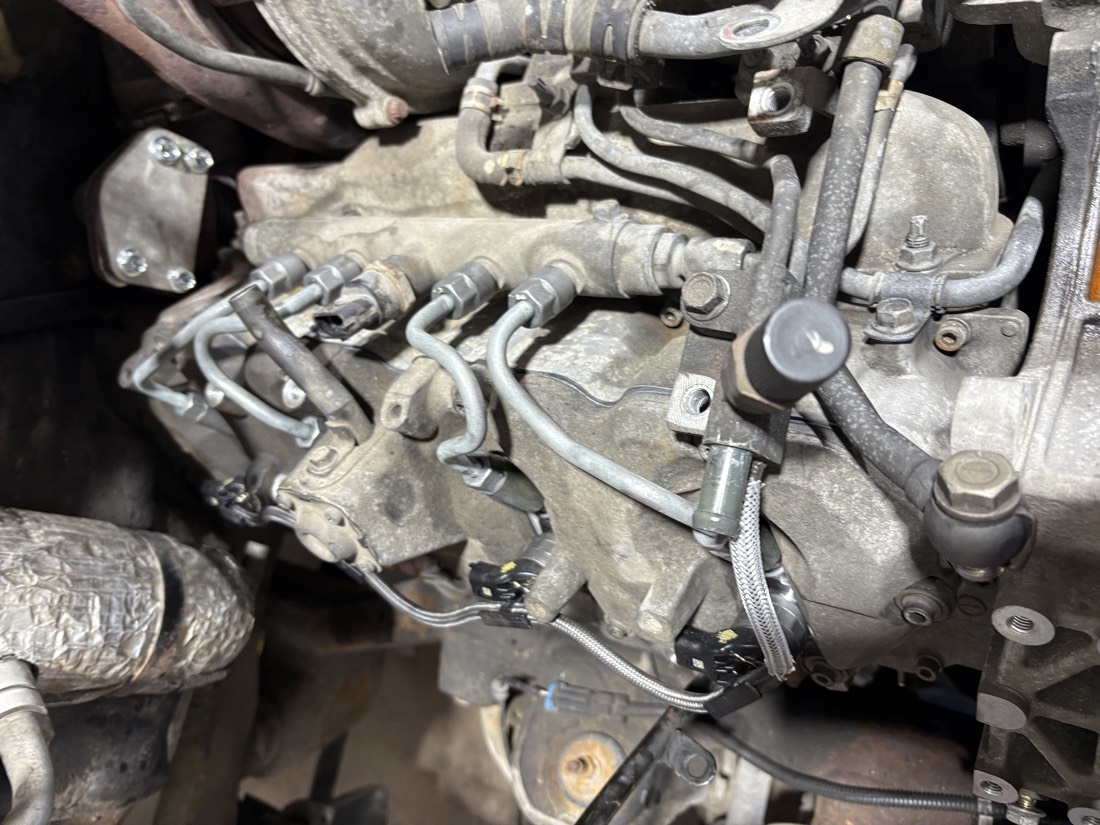 Gros plan sur les composants d’un moteur diesel démonté.