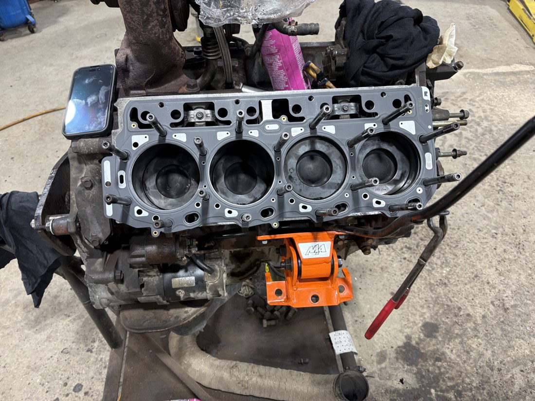 Bloc-moteur culasses déposées, cylindres à découvert.