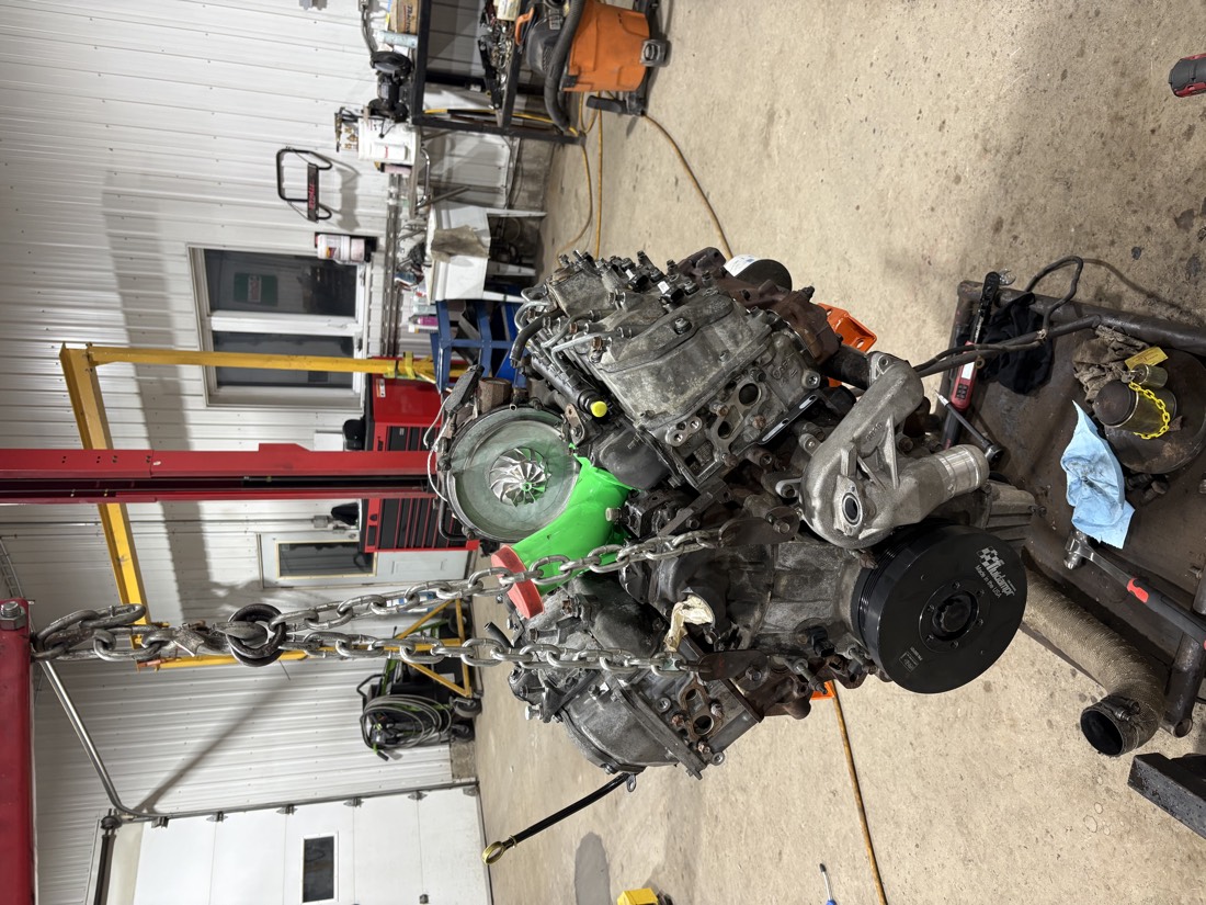 Moteur en V monté sur support dans l’atelier.
