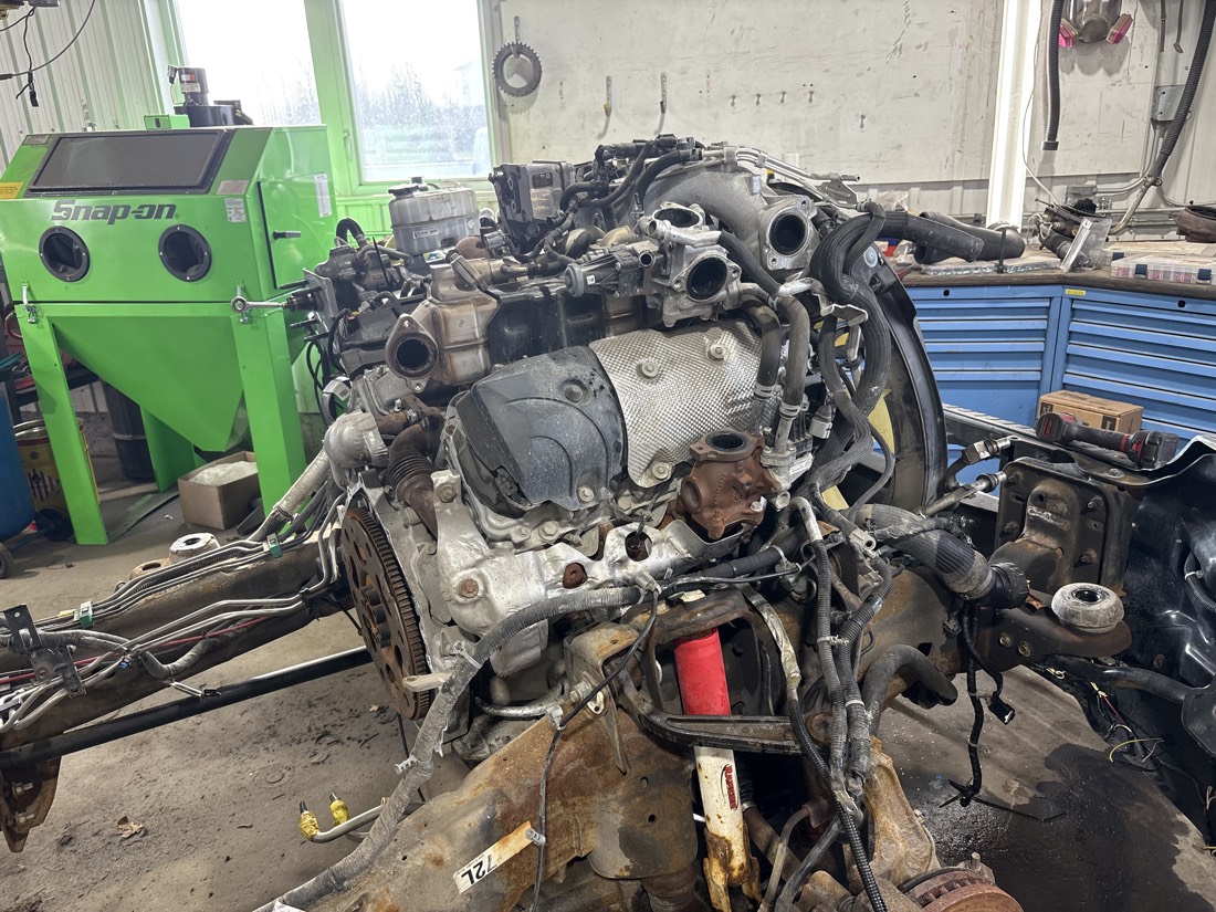 Moteur et berceau avant déposés du véhicule.