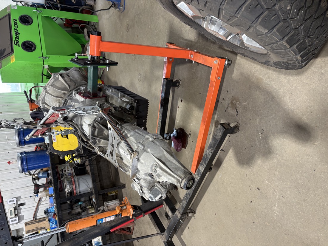 Transmission déposée sur vérin d’atelier.