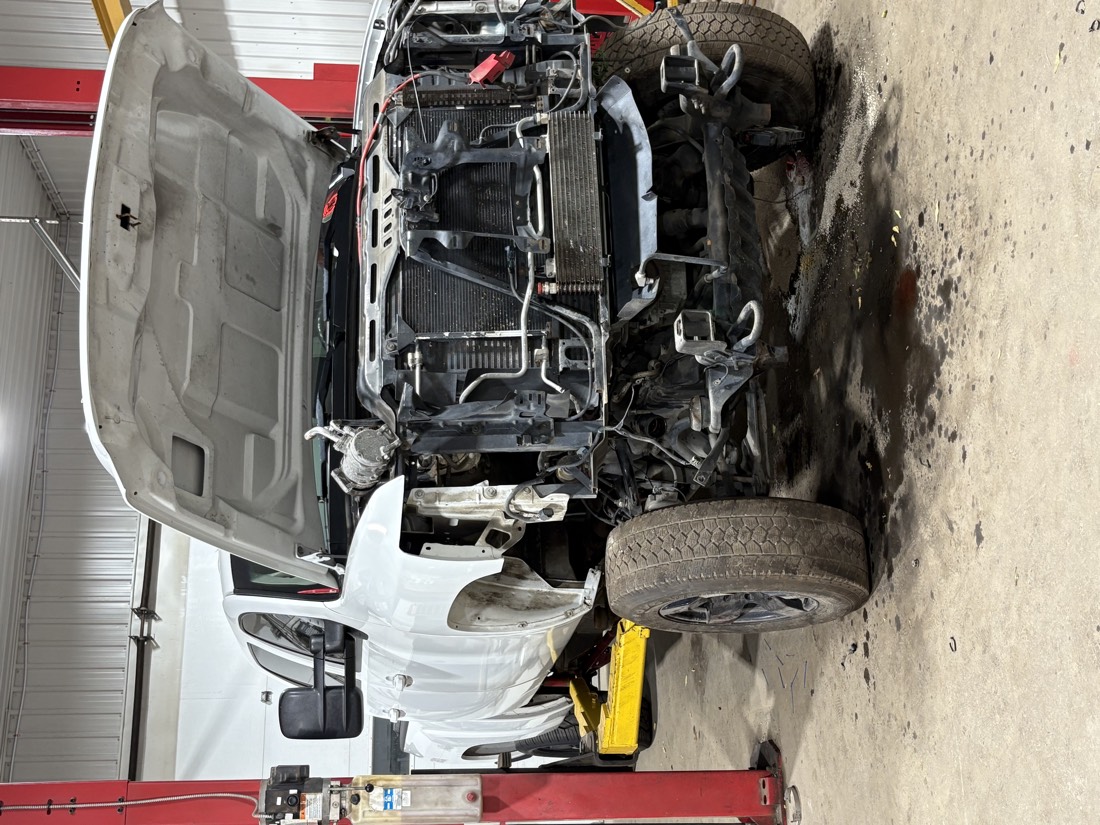 Camionnette capot ouvert, façade avant démontée.