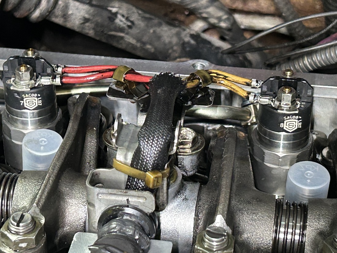 Gros plan sur un turbocompresseur et son collecteur.