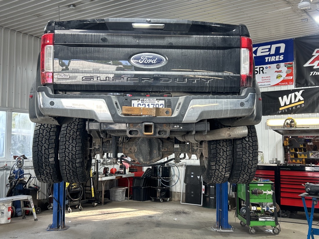 Camionnette Ford Super Duty sur pont élévateur, vue arrière.